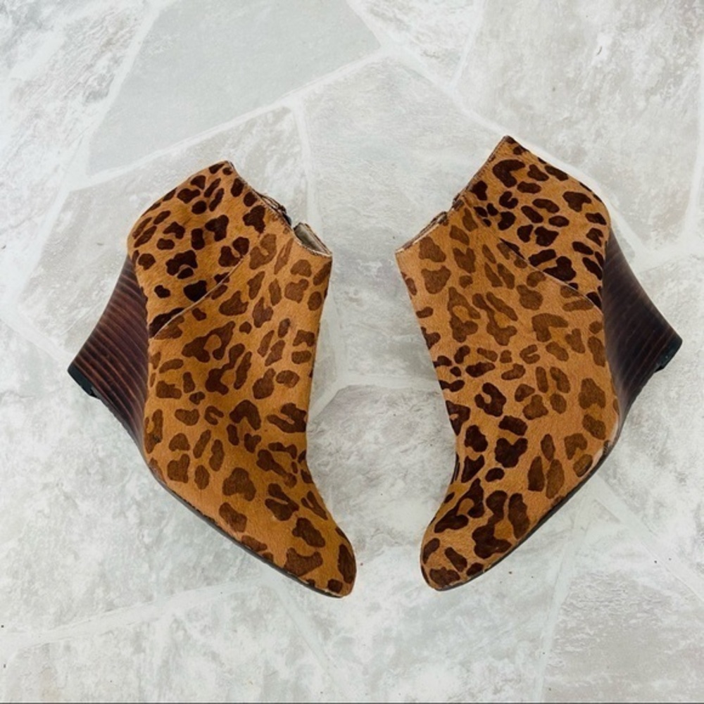 ADRIENNE VITTADINI Calf hair animal leopard print wedge ankle booties Size 8